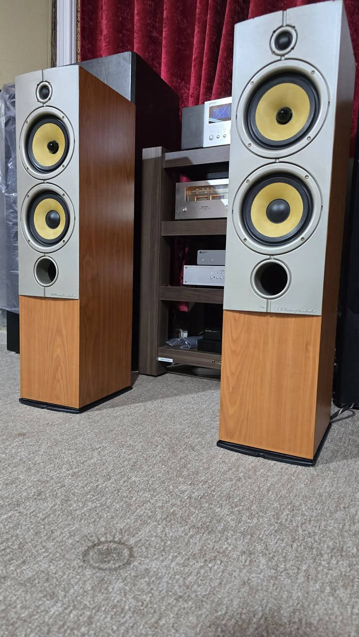 سماعات Wharfedale Diamond 8.4 تعتبر من السماعات البريطانية المشهورة  وصوتها معروف بالدفء والباس الممتلئ.
Wharfedale Diamond 8.4
المواصفات
التصميم: Bass Reflex
النظام: 3-Way
التردد: 30Hz – 20kHz 
المقاومة: 6 Ohm 
قدرة الأمبليفاير المناسبة:   150 واط 
التويتر: 25mm Soft Dome
الميدرنج: 6.5 إنج Kevlar
الووفر: 6.5 إنج Kevlar 
الأبعاد:
الارتفاع: 90 سم
العرض 21.3 سم 
عمق 30 سم
طبيعة الصوت
الصوت دافئ ومريح للاستماع الطويل.
الباس قوي وعميق مقارنة بحجمها.
الميد ممتاز للأغاني والأصوات البشرية.
التريبل ناعم مريح 
السعر 290 الف


**إذا كنت صاحب هذا الإعلان وتريد حذفه لأي سبب، رجاءا أرسل رسالة إلى الدعم الفني**