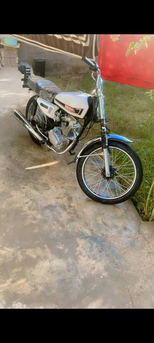 السلام عليكم دراجه للبيع دراجه كامله ماعوزهه اي شي الشاصي ١٦ مكينه ٢٠ اصلي مامتواجد خاص ***********
