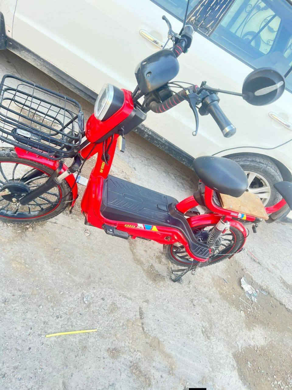 السلام عليكم دراجة شحن للبيع (بطاريات هابطة )السعر ١٢٥ الف قفل عنواني بغداد الدورة *********** مستعجل على البيع
