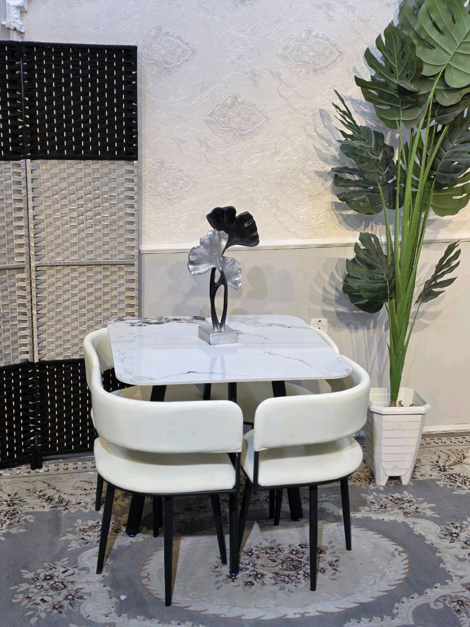 
🍽️ ميز طعام مع ٤ كراسي – فخامة وجودة 
سطح مرمر أنيق يضيف لمسة راقية للمكان 
كراسي جلد مريحة
هيكل حديد درجة أولى ثابت ويتحمّل 
مناسب للمطابخ وغرف الطعام  القياسات:
▪️ ٨٠ × ٨٠ سم

توصيل مجاني