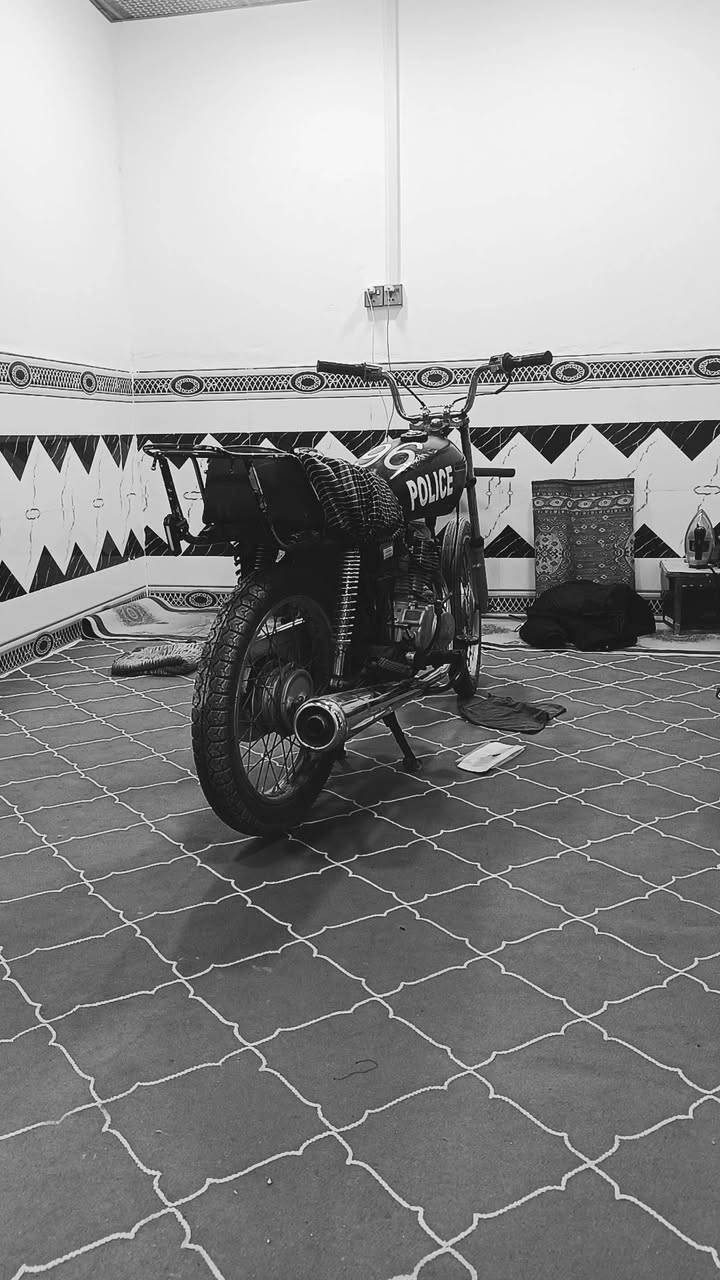 سلام عليكم
نامة شلامجة دراجة حلوة ونظيفة حربيه مال فصلات شرط الفصلة نص ساعة رايدها ب 340 وبيها مجال وهذا رقمي ***********
