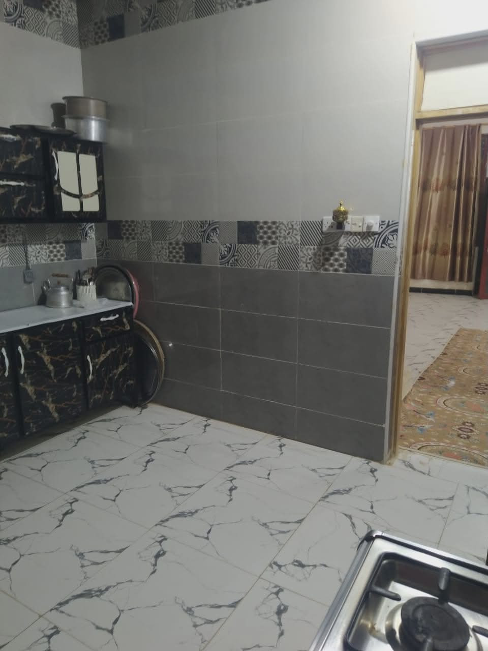 السلام عليكم بيت للبيع 160م صب بي غرفه وصاله وديوانيه ومطبخ وصحيات بس الطارمه ما كامله السراميك مالته موجود 50 وبي مجال  ***********
