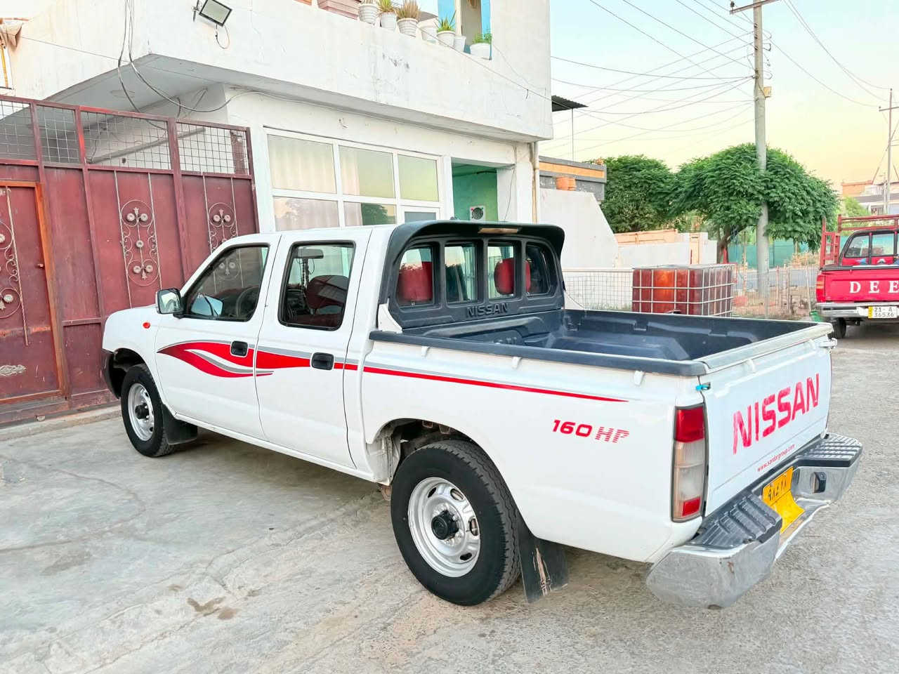 نیسان ٢٠١١
بێ بۆیاخ و بێ دەعم
گێرو مەکینەو ئەکسل بەشەرت 
مەکینەی نەکراوەتەوە
تاقم پێشو هەمو گیانی بەشەرت
سەیارەی ماڵی خۆمانە یەک دینار مەسروفی تیا نیە 
سەنەوی سالیکە بەسەر چوە
١٣٥$ مەجال
***********
*********** السليمانية, العراق
