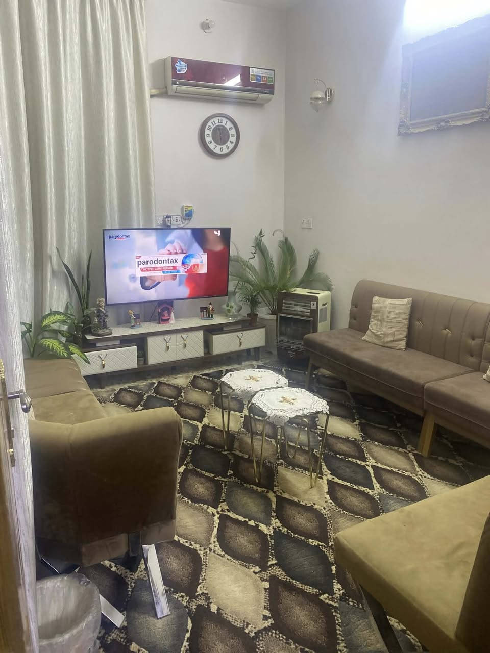 يوجد مشتمل ارضي للايجار في الكرامه خلف شارع ٦٠ فرع مطعم تاج محل مقابل الملعب الخماسي بمساحة ١١٠م يحتوي على غرفتين وصاله ومطبخ  وصحيات داخليه وخارجيه بدل للايجار المطلوب ٥٠٠ الف للاستفسار الاتصال بالرقم ***********
