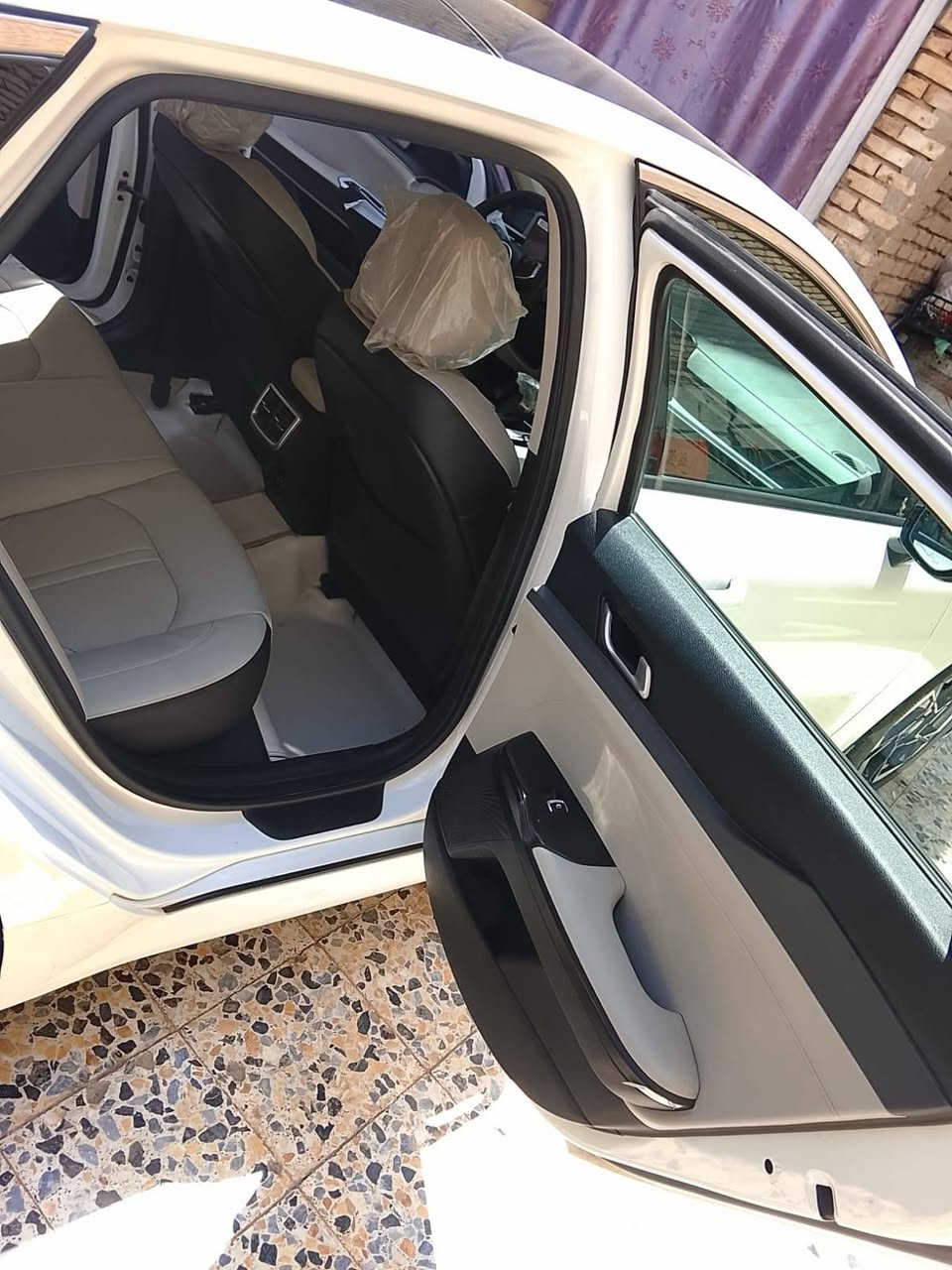 السلام عليكم كي فايف موديل 2024 فول خليجيه واحد على واحد سياره على وكاله مال الشركه ماشيه 68الف رقم بغداد بأسمي تحويل ثاني يوم مكفوله كفاله عامه من صبغ والبارد وتبديل مكان السياره ناصريه مركز رقمي ***********
