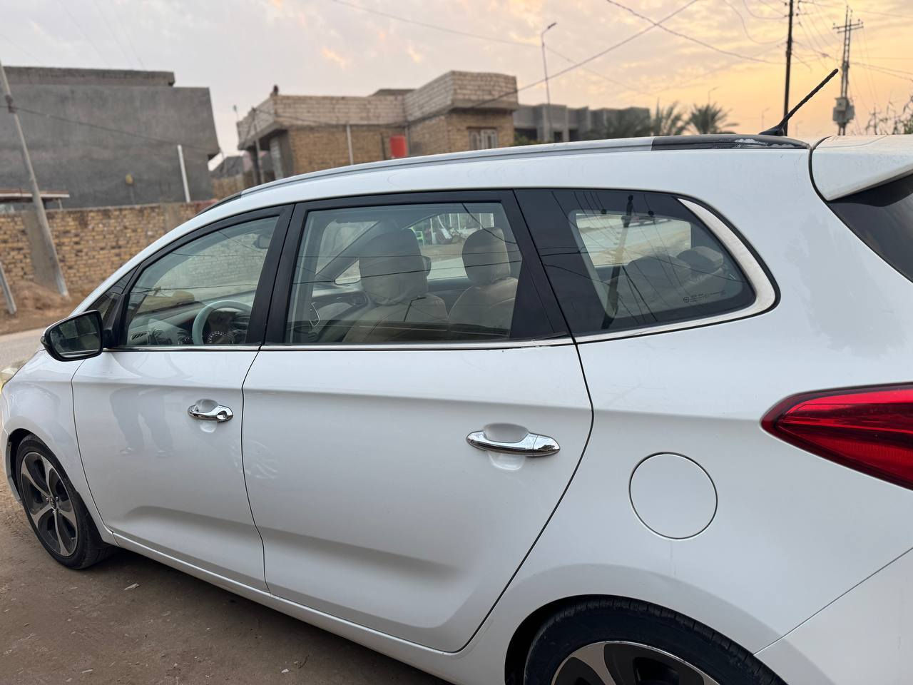 السلام عليكم كيا كارنز للبيع موديل 2014
خليجيه ماشيه 135 الف كيلو 
مكينه 2000 دوش 
كير اي تي. 6 نمر 
سياره مصبوغ جاملغ امامي جهة الصدر فقط 
السونار مرفق وي الصور سيارة جاهزه من كثر مكينه حدادية إماميه خلفيه 
تخم تاير 
تبريد قطعتين كله كفاله 
علماً غرفة السيارة جديده من ارضيه جلد 
قمارة نايلون 
كشنات جلد مالّ الشركة 7 راكب داخل بيجي 
السياره استعمال شخصي 
للاستفسار الاتصال على الرقم 
***********
السعر 140 وبيه مجال الشراي يتصل وبيه خير ويدلل
العنوان بابل جمجمه قرب المحكمة الاتحادية
