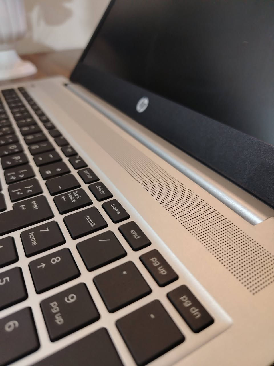 السلام عليكم لابتوب HP شاشة 15.6 للبيع .
السعر 295 الف وبي مجال قليل .

اللابتوب جدا نضيف وادائة قوي وممتاز يفيد الي عنده دراسة او العاب متوسطة او غيرها من الاستعمالات .

المواصفات :
المعالج intel cori5
الجيل : الثامن
كرت الشاشة : INTEL GRAPHICS 
الشاشة : فول اچ دي (FHD) حجم 15.6 دقتها والالوان جدا واضحه وتشغل 4K بالمشاهدة .
الرام : 8GB نوع DDR4 فدشي راقي .
الذاكرة : 256GB ssd M.2 
كيبورد عربي انكليزي ليزري .
كيبورد ميكانيكي .
سماعات ستيريو .
سبيكرات بجانب الى الكيبورد .
كامرة امامية واضحه 
بطارية اللابتوب ليثيوم تطول فوگ ال 4 ساعات ب الاستعمال المكثف . 
المنافذ :
منفذ  تايب سي  
منافذ USB 
منفذ Hdmi
ممفذ LAN
منفذ سماعات
وغيرهن بعد.
المميزات:
كيبورد عربي انكليزي ليزري ميكانيكي .
لونه فضي من الخارج والداخل فدشي مرتب

الملحقات:
ملحقاته كلها موجودة واصليه
كيبل ثلاثي اصلي.
شاحنة اللابتوب الاصليه  .
جنطة الابتوب هم بعدهي جديده غير مستخدمه .

منصب عليه وندوز 11 برو مفعل مدى الحياة وحزمه الاوفس كامله كذلك مفعلة مدى الحياة .

اللابتوب كلش نضيف ومواصفاته قويه ومحترمه وتصميمه كلش مرتب . ومابي أي نقص كيبورد سماعات انترنت شاشة كامرة كله شغال وممتاز وماب اي نقص من اي ناحية .
وكلشي بي بعده جديد ونضيف مثل ماموضح.

السعر : 295 الف وبي مجال جدا قليل .

مكاني النجف والي يريده توصيل هم موجود ان شاء الله .

***********

(لابتوب للبيع النجف بغداد الانبار البصرة حاسبة محمولة منضدية دل dell hp pc laptops laptop computer )
