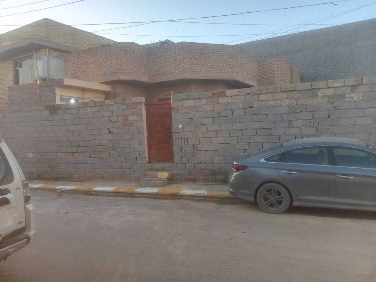 سلام عليكم بيت للبيع بحي تأميم             طابو صرف تحويل مباشر مساحه البيت 285متر يحتوي على غرفتين وصاله وستقبال حمام داخلي البيت كلش جبير 
سعر 120 وبي مجال يرهم يجار 
***********
