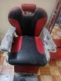 كراسي حلاقه بعدهن جدد عدد 2 مع مرايه 07815040628