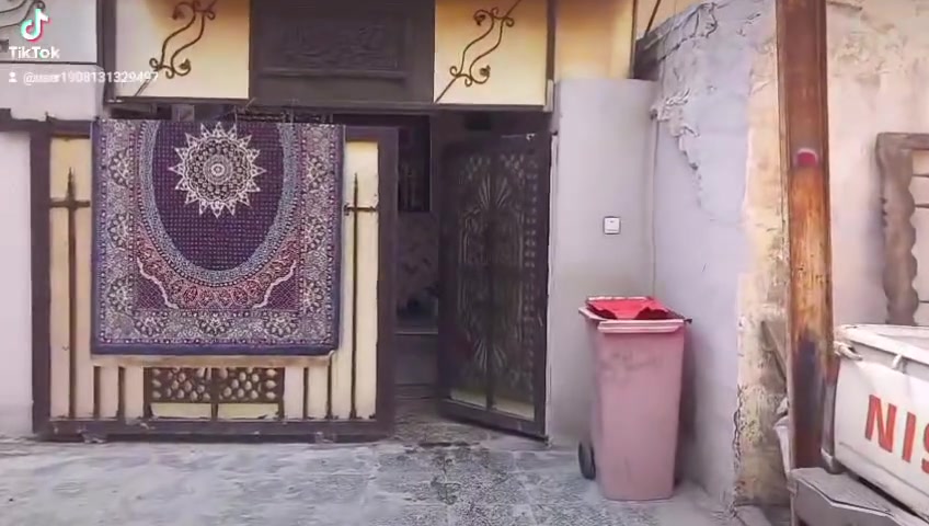 السلام عليكم بيت للبيع طابو صرف العنوان الزعفرانيه خلف مطعم جكن مساحه البيت ١٣٠ متر واجهيه البيت ١٠ متر ونزال ١٣ بناء حديث ومرتب بناء البيت قبل ثلاث سنوات الاستفسار على الخاص او اتصال على واتساب *********** ابو عز الدين
