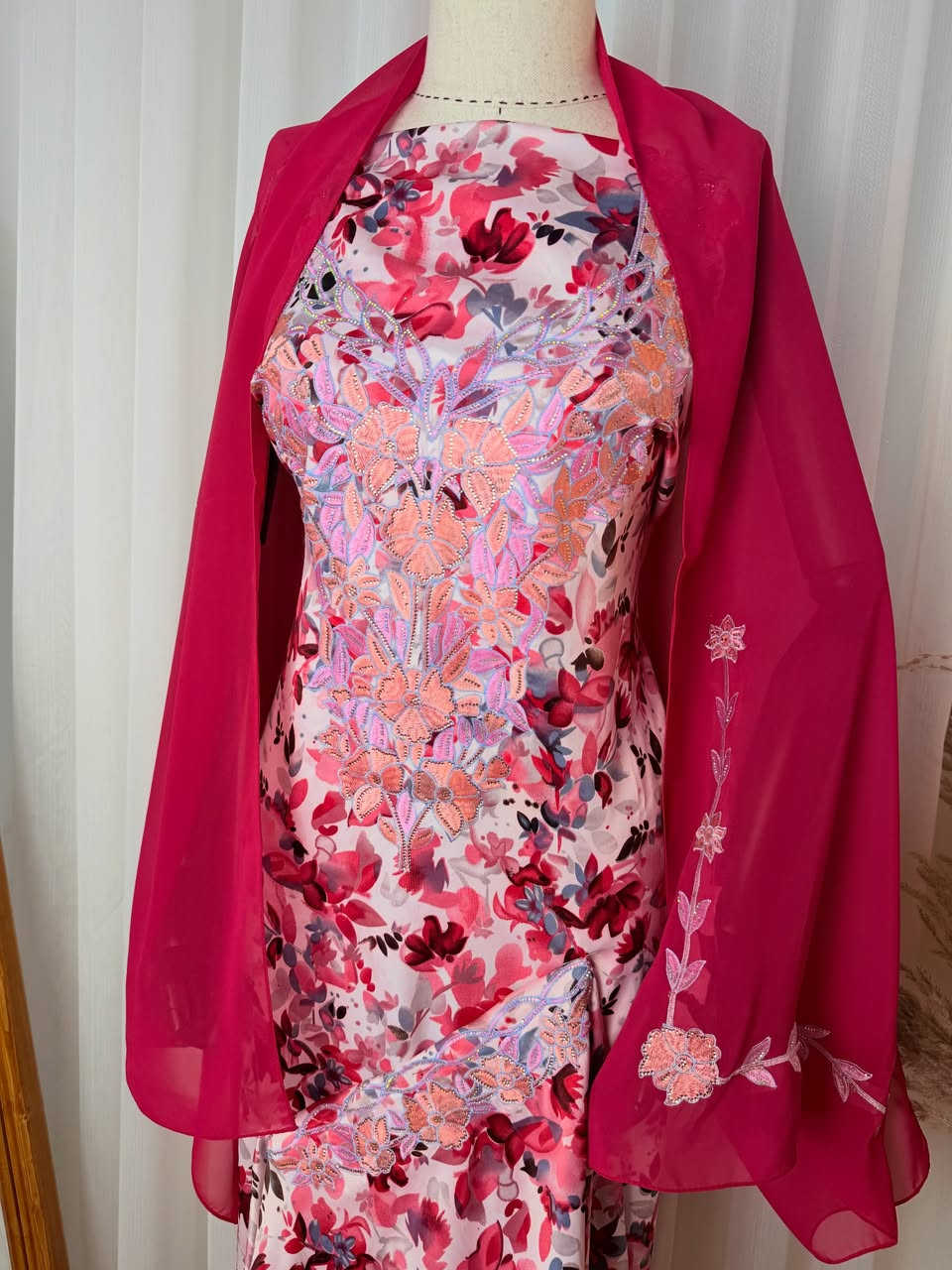 مخاوير من مسقط الى العراق حصرا
حرير هندي تطريز يدوي وكبس حراري
طول القطعه ٣ مترات ونص والردن ايضا مشغوله مع شال 
باقي القطع داخل الصفحة


**إذا كنت صاحب هذا الإعلان وتريد حذفه لأي سبب، رجاءا أرسل رسالة إلى الدعم الفني**