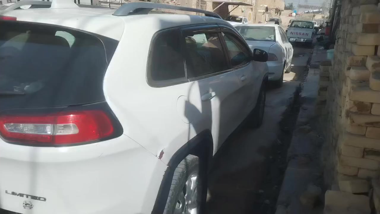 سلام عليكم جيب بزون موديل ٢٠١٦ فول مواصفات مكينه 6 سلندر ٣٢٠٠ لمكينه صايرلي شهر من شاده بعده بل جيس  سياره حداديه وتخم تاير جدد بيه اوبع قطع صبغ تخريب لا ضربه ولا شي السعر ١١٥ وبيه مجال للطيبين ***********
