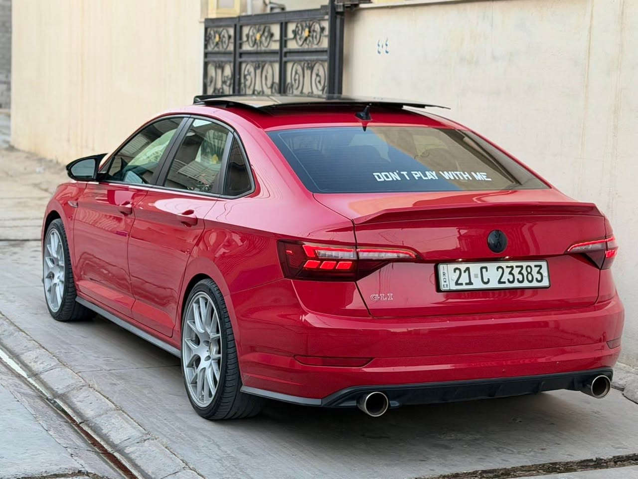 volkswagen jetta Gli 2020 
سەیارەکە زۆر جوانە خاوێنە وەک وێنەکان هەموو شتی بەشەرتە چوار پارچەی بۆیاخە مەکینەوە گێری پەشەرتە تۆربۆشی بەشەرتە داوای ۱۳۹ مەجالی لێ ئەکەین .

***********

تکایە بەس لەرێگەی واتس ئەپ پەیوەندی بکەن . أربيل, العراق
