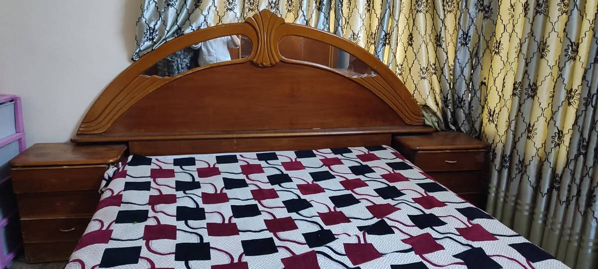السلام عليكم عندي غرفه نوم خشب صاج اصلي ثقيل للبيع ***********
