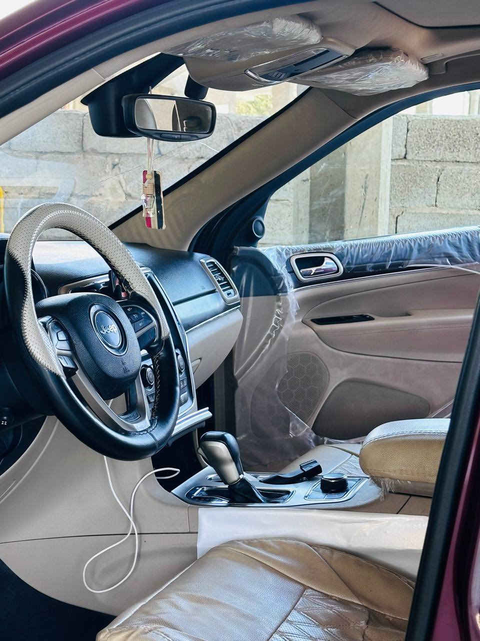 سيارة :جيب
الفئة:لمتدد بلاص خليجي 
الرقم للاستفسار:0774079007
نظام مانع انغلاق المكابح ABS
 • نظام الثبات الإلكتروني VSC
 • نظام مانع الانزلاق Traction Control
 • وسائد هوائية متعددة
 • حساسات أمامية وخلفية
 • كاميرا خلفية
 • مساعد صعود المرتفعات Hill Assist  

2️⃣ أنظمة الطرق الوعرة
 • دبل ثقيل وخفيف (4×4 دائم)
 • قفل الدفرنس الوسطي
 • نظام التحكم بالانزلاق في الرمل والطين
 • ارتفاع جيد عن الأرض للطرق الوعرة
 • نظام تعليق قوي للصحاري والجبال  

3️⃣ المميزات الداخلية
 • مكيف أمامي وخلفي
 • تحكم بالصوت من المقود
 • بلوتوث + AUX
 • مقاعد قماش أو جلد حسب الفئة
 • تحريك المقاعد كهربائي
 • طي المقاعد الخلفية
 • فتحات مكيف خلفية
 • صندوق تبريد (Cool Box) في بعض الفئات  

4️⃣ المميزات الخارجية
 • جنوط ألمنيوم
 • مصابيح ضباب
 • مرايا كهربائية قابلة للطي
 • دعسات جانبية
 • سبويلر خلفي
 • شبك وقطع كروم
 • حامل سقف (Roof Rails)  

5️⃣ الراحة والتقنيات
 • مثبت سرعة
 • تشغيل بصمة (Smart Key) في بعض الفئات
 • شاشة معلومات ونظام ملاحة
 • نوافذ كهربائية
 • نظام صوتي متعدد السماعات  
موديل:2017
السعر:260


**إذا كنت صاحب هذا الإعلان وتريد حذفه لأي سبب، رجاءا أرسل رسالة إلى الدعم الفني**