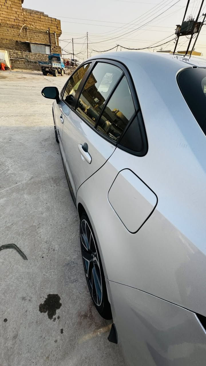 السلام عليكم  
للبيع تويوتا كورولا موديل 2021 – مواصفات SE

- السيارة بجم (أمريكي)  
- لا يوجد ضرب بالبجم نهائياً  
- الماشي: 111 ألف كيلومتر (كيلو وليس ميل)  
- السيارة كلها على وضع الشركة  
- حادث خفيف فقط، بدون أي تبديل  
- المحرك والگير شرط والفحص مسموح  
- صور الحادث متوفرة ومرفقة  
- السيارة باسمي ومداورة ثاني يوم

ملاحظة:  
يوجد تعديل بسيط جداً بحافة البنيد بسبب طخة أثناء الشحن، موضح بالصور.
للإستفسار أو الاتصال:  
***********
***********
