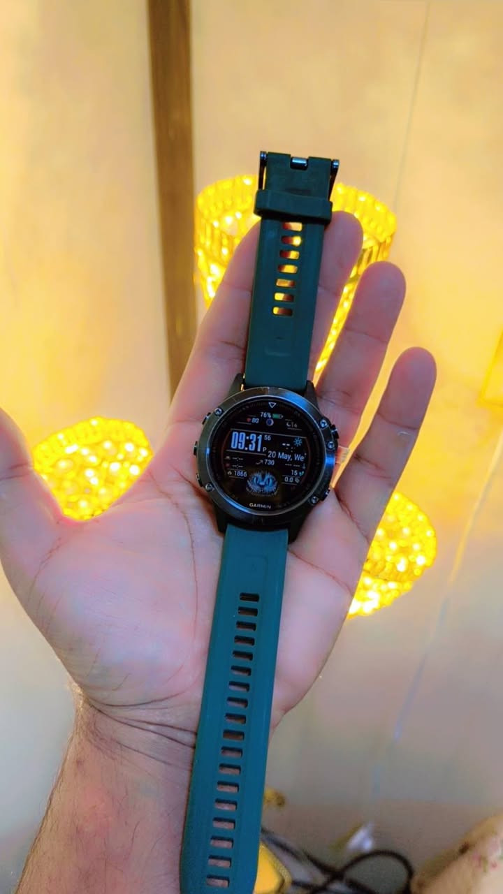 المواصفات التفصيلية الكاملة لساعة Garmin fēnix 5 (نسخة الياقوت Sapphire الموضحة في الصورة): [1]
المواصفات التفصيلية الكاملة لساعة Garmin fēnix 5 (نسخة الياقوت Sapphire الموضحة في الصورة): 
📐 التصميم والأبعاد

أبعاد الهيكل: 47.0 × 47.0 × 15.5 ملم.

الوزن: 87 غراماً (مع حزام السيليكون).

مواد التصميم: إطار الشاشة والأزرار والغطاء الخلفي مصنوعة من الفولاذ المقاوم للصدأ (Stainless Steel)، والهيكل من البوليمر المقوى بالألياف.

حجم الشاشة: 1.2 إنش (بقطر 30.4 ملم).

دقة الشاشة: 240 × 240 بكسل، ملونة بالكامل (64 لوناً)، وتعمل بتقنية (Transflective) لضمان وضوح خارق تحت أشعة الشمس المباشرة.

عدسة الشاشة: زجاج الياقوت الكريستالي (Sapphire) المقاوم جداً للخدش والصدمات. [1, 2, 3, 4]

🔋 عمر البطارية (ليثيوم أيون)

وضع الساعة الذكية: يصل إلى 2 أسبوعين.

وضع التتبع المستمر (GPS): يصل إلى 24 ساعة.

وضع توفير الطاقة (UltraTrac): يصل إلى 60 ساعة (بدون قياس نبضات القلب من المعصم). [1, 2, 3]

📡 المستشعرات والاتصال

أنظمة الملاحة: تتبع مزدوج متقدم عبر أقمار GPS و GLONASS.

مستشعرات ABC: مقياس الارتفاع البارومتري (Altimeter)، مقياس الضغط الجوي للتنبؤ بالطقس (Barometer)، وبوصلة إلكترونية ثلاثية المحاور (Compass).

التقنيات اللاسلكية: تدعم Wi-Fi (حصرياً لنسخ السافير للمزامنة التلقائية)، بالإضافة إلى Bluetooth Smart و ANT+ لربط الحساسات الخارجية.

مستشعر القلب: مستشعر Garmin Elevate المدمج لمراقبة نبضات القلب والإجهاد على مدار الساعة.

🏊‍♂️ ميزات مقاومة الماء والرياضة

مقاومة الماء: تصنيف 10 ATM (مقاومة ضغط الماء حتى عمق 100 متر)، مما يجعلها ممتازة للسباحة والغوص السطحي.

الأنظمة الرياضية المحملة: تدعم بروفايلات مخصصة ومحترفة للجري، الدراجات، السباحة (في الأحواض والمياه المفتوحة)، التزلج، الغولف، والتجديف مع حساب عدد الضربات والمسافات بدقة.

الذاكرة الداخلية: 64 ميجابايت لحفظ مسارات الأنشطة والبيانات.

🌹 تدعم خرائط العراق 

🌹تدعم اللغة العربية 

🌹تدعم شعارات الاتصال والرسائل عربي 

🌹السعر 200 الف مع التوصيل


**إذا كنت صاحب هذا الإعلان وتريد حذفه لأي سبب، رجاءا أرسل رسالة إلى الدعم الفني**