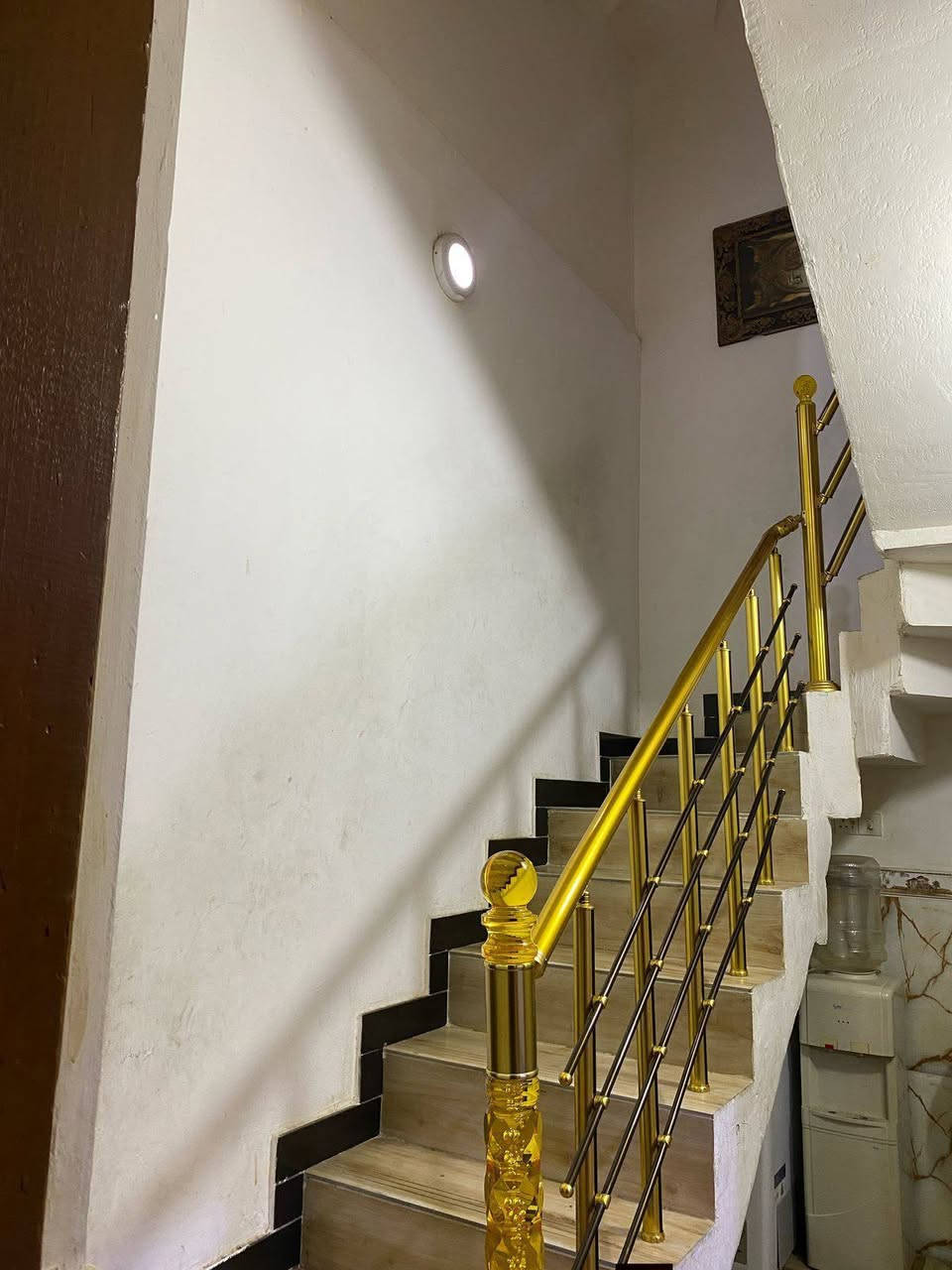 السلام عليكم
بيت طابقين حي المهندسين موقع مميز قريب على 4 شوارع وقريب على حديقه  .. قياساته حلوه واجهه 7.5 متر ونزال 10.5 متر الاجمالي تقريبا 80 .. بي 3 غرف  ومطبخ واستقبال وموزع كبير وبي 3 حمامات ابيع مع المطبخ كاونتر تفصال وياه وبي ..  سقيفه درجه اولى اعتبار محميه مال طيور حتى الجوانب مغلفهه والبيت باسمي تحويل ثاني يوم. السعر 175
رقمي للتواصل ***********

