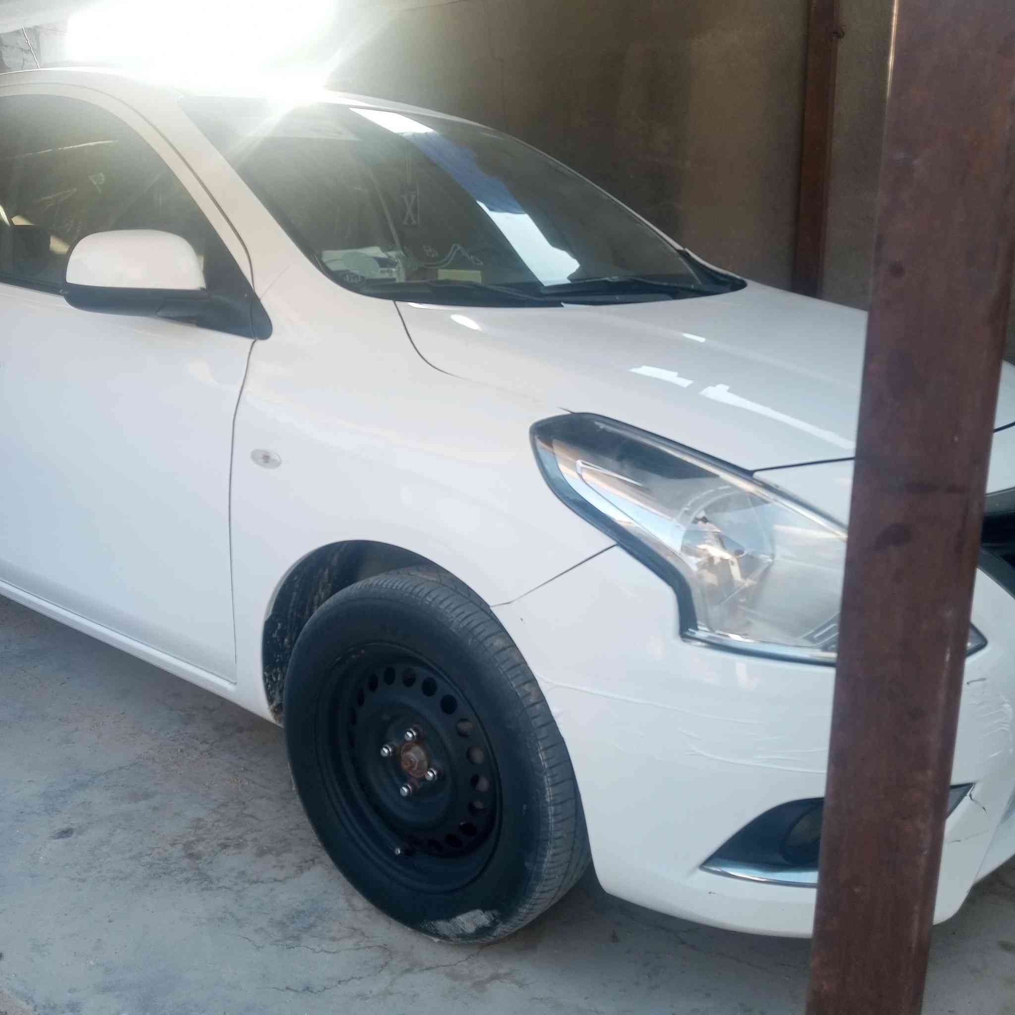 نيسان سني 22 ربيل سنويه 27 بشهر السادس.هندي أصل أم البليته الزركه سياره جديده. حداده أمس مشتقله كلها حداده طوبه والله.  دوشمه أرضيه جلد.  سياره ماشيه 75 فقط.  بيه شخط بين البابين جهه اليمين. وبيه بارد بالمدكر الامامي.تبريد ثلج... سعر 116 بيه مجال قليل للشراي. الاتصال. ***********
