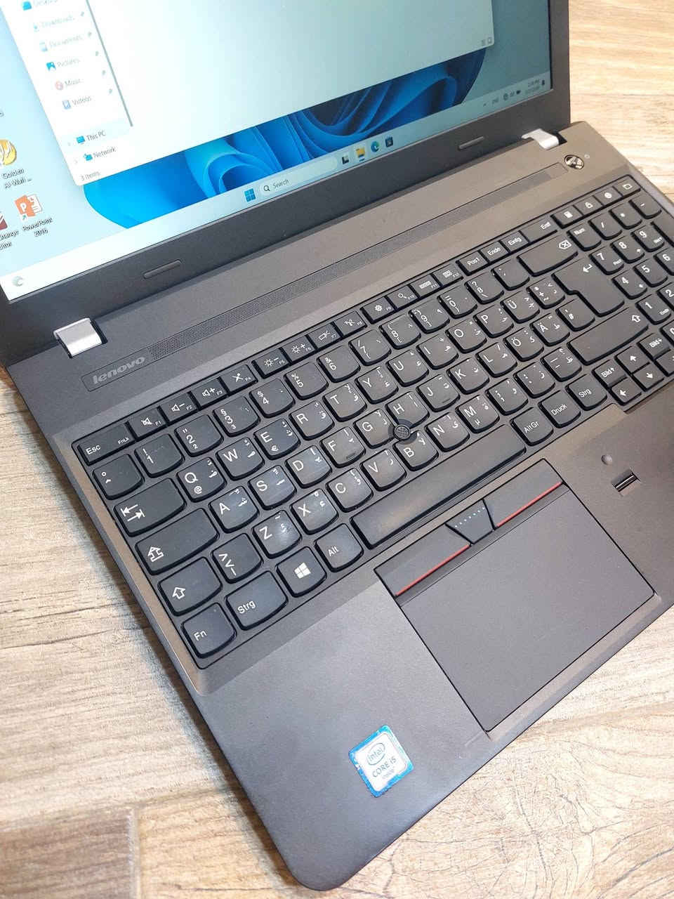 💯💯لابتوب Lenovo E560 حجم شاشة كبير 15.6 انج مناسب للدراسة والاعمال المكتبية
 Lenovo e560 جيل سادس 
السعر (180 الف_عراقي ) 
 للتواصل *********** يوجد اسعار خاصة للمكاتب توصيل لجميع محافظات العراق 
العنوان بغداد شارع الصناعة مجمع الرياش مكتب اليسر 
……………………
✓ المعالج Core i5-6200U جيل سادس 
✓ ذاكرة الوصول العشوائي (الرام) 8GB 
✓ التخزين( الهارد) 256GB SSD 
✓كارت شاشة انتل داخلي  4GB 
✓ مقاس الشاشة 15.6 انج FHD 1920x1080 
✓ كيبورد  عربي انكليزي  
✓مشغل أقراص 💿 
✓منفذ HDMI 
…………………………………
