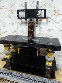 للبيع اثاث ميز تلفزيون يتحمل كل الاحجام زجاجي للاستفسار 07874589720 مو...