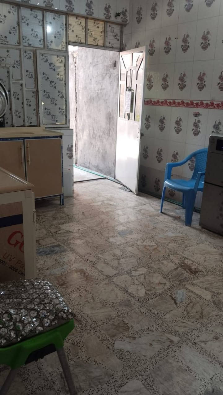 السلام عليكم
بيت للبيع  طابو صرف المساحه 150 متر 
بحي الرحمه بفرع مخبز الحجي
طابق ونص
الارضي : غرفتين وصاله واستقبال ومطبخ وحوش
الفوك: غرفتين وصاله صغيره وملحقات 
السعر الاتصال على الرقم ***********
