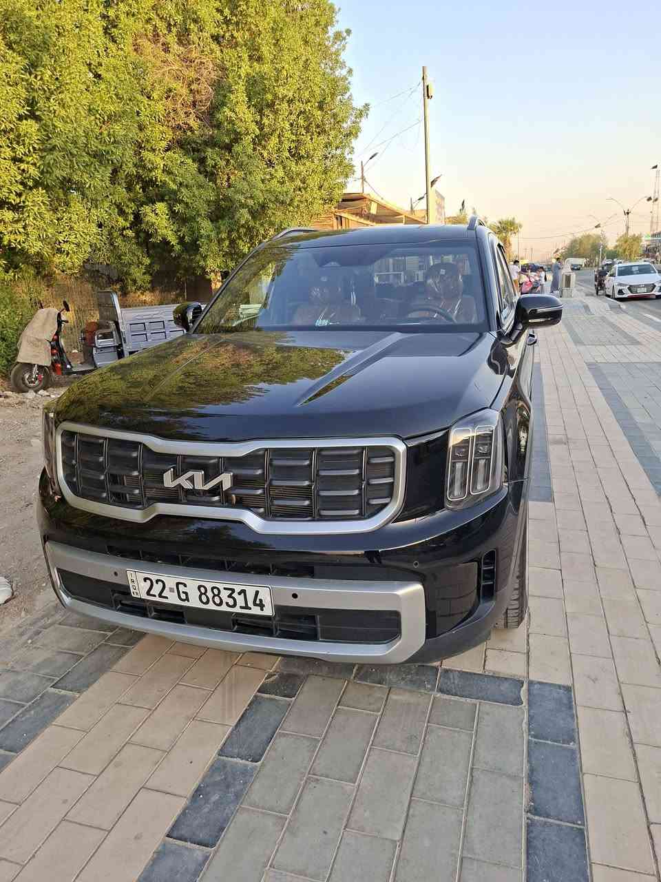 السلام عليكم  كيا تولورايد موديل ٢٣فئة Xpro وارد أمريكي حادثه جاملغ أيسر بس بدون ارباك ماشيه ٢٨ الف استخدام شخصي سياره امفوله بالعافيه للصير من نصيبه مواصفاته السياره 
محرك 3800/ جي تي اي
٧ راكب Vip منفصل
كشنات حار بارد 
كيا تلورايد 2023 فئة X-Pro هي الفئة المخصصة للطرق الوعرة، وتُعد من أعلى الفئات في موديل 2023.

المحرك والأداء

* محرك V6 سعة 3.8 لتر
* قوة 291 حصان
* عزم 355 نيوتن.م (262 رطل-قدم)
* ناقل حركة أوتوماتيك 8 سرعات
* نظام دفع رباعي AWD قياسي.
* أوضاع قيادة متعددة مع Tow Mode للسحب. 

القدرات

* جنوط مقاس 18 إنش.
* إطارات All-Terrain مناسبة للطرق الوعرة.
* خلوص أرضي أعلى من الفئات العادية.
* قدرة سحب تصل إلى 5,500 رطل (حوالي 2,495 كجم). 

التجهيزات الداخلية

* شاشة معلومات وترفيه 12.3 إنش مع ملاحة.
* شاشة عدادات رقمية 12.3 إنش (حسب التجهيز).
* دعم Apple CarPlay وAndroid Auto.
* مقاعد جلد مع تدفئة وتهوية للمقاعد الأمامية.
* فتحة سقف.
* نظام صوتي فاخر (حسب النسخة).
* منفذ كهرباء 110 فولت في منطقة الأمتعة. 

أنظمة الأمان

* مثبت سرعة ذكي.
* المحافظة على المسار.
* مراقبة النقطة العمياء.
* فرامل طوارئ تلقائية.
* كاميرات وحساسات محيطية حسب التجهيز
السعر ٣٦٠$ وبيهه مجال
العنوان  بغداد كفاءات الدوره 
للاستفسار  الاتصال على هذا الرقم :***********
***********

