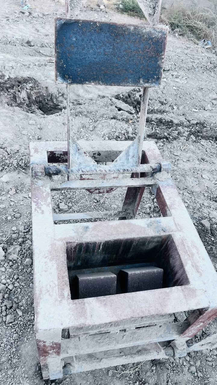 مكينة بلوك مع 150 قالب للبيع ***********
