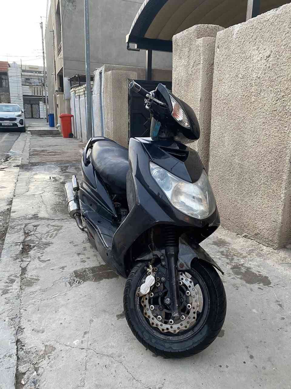 سكنس فحل دراجة سلف وهندر شغالة من اول نكرة ب اي وقت دراجة محركها بلادي بس مبدل بي ولفات دراجة شلعتها نار وشرار . 
بيها تزويد خارجي 

قطرة كرزية 
قبق فلاوين كرزي 
صالنصة رياضي صوتها ناعم يخبل 
قاعدة رقم اصلية 
يدات رياضي 
يدات بريك رياضي 

السعر 600 وبيها مجال 
مكاني بغداد الدورة شراي دك على الرقم *********** 
مو شراي لا تتعبني واتعبك
