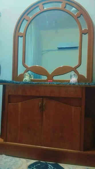 سلام عليكم 
ميز مرايا وراس جربايه مع الكومديات 
وزاويه 
سوق الشيوخ حي الشموع 
***********
السعر ٢٠٠ الف وبيها مجال
