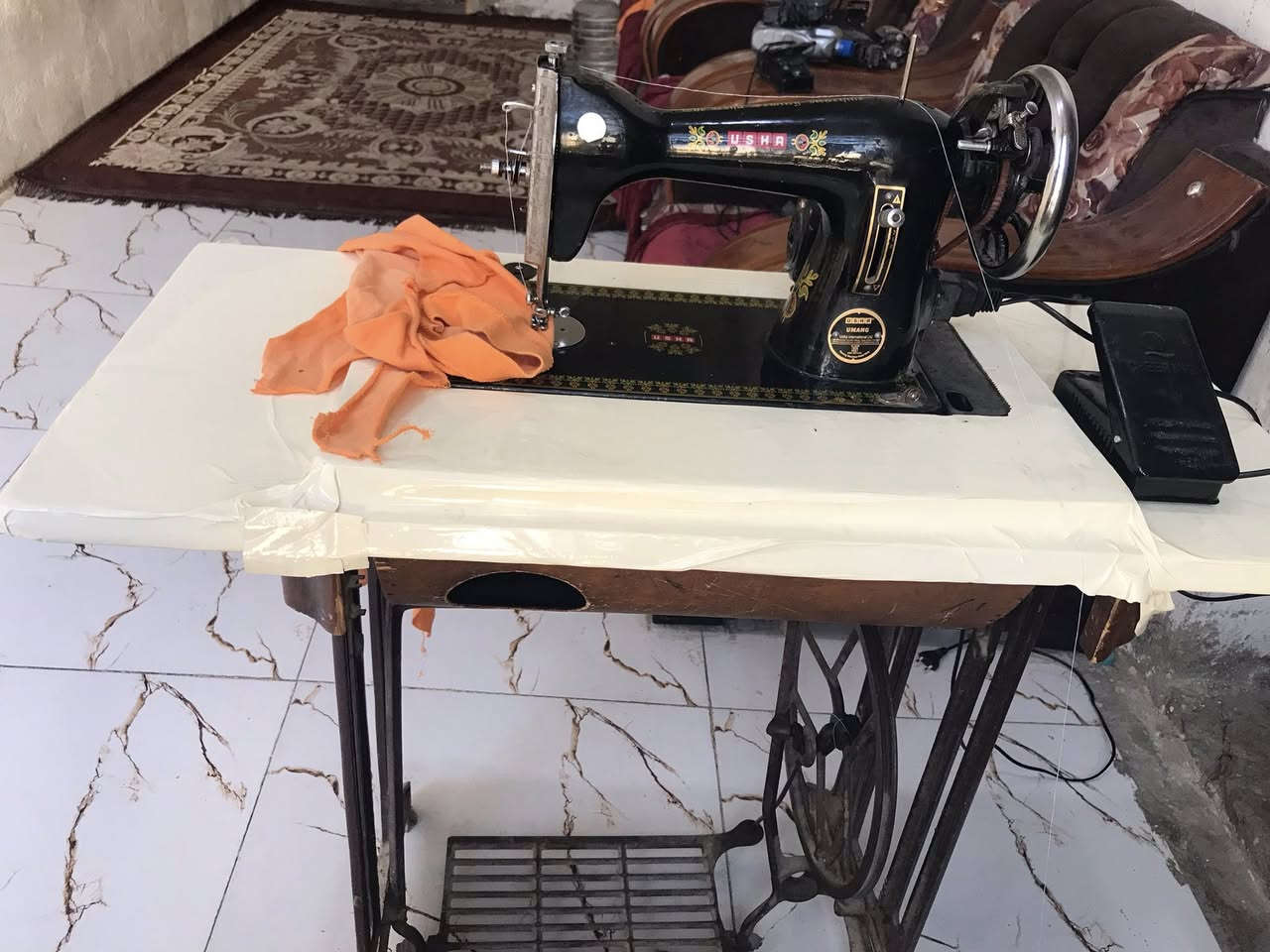 مكينة خياطة هندية اصلية شغالة على الفحص كاملة مكينة وماطور ودواسة وميز السعر ٦٥ المكان نجف حي ميسان شارع البوريات ***********
