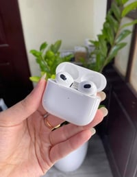 سماعات باله أمريكي Air pods 3 الحديث اصلي باله أمريكي ، باله مستعمل بس...