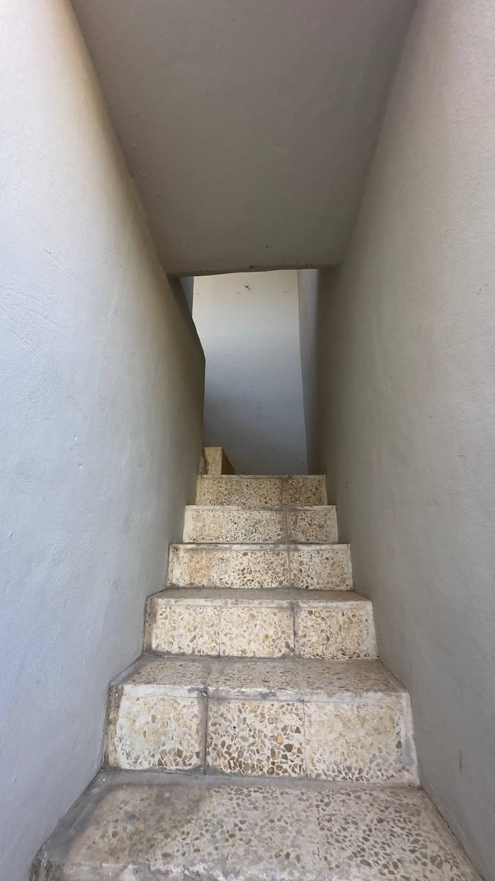 شقة للايجار في حي البريد
مساحة ١٠٠ متر طابق ثاني تحتوي على غرفتين وهول ومطبخ وصحيات
بناء قديم نظيف
بدل الايجار ٣٥٠ الف مع تامينات ٣٥٠

مكتب صفوان السنجاري 
***********
***********
