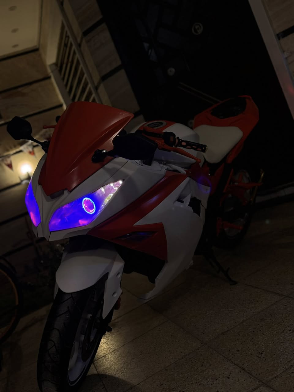 دراجه كهربائيه نوع سسوكي.               الدراجه سرعتها توصل 110 حقيقي ضمان الذراجه عليها بريكات هيدروليك الدراجه بيها وزنها 190 كليو تمشيك 70 كليو على سرعه 100  بطاريات مسطره  الدراجه عليها تابرات bmw اصلي الدراجه سعرها مليونين وسبعميه  وبيها مجال للشراي صدك 
التواصل *********** واتس
