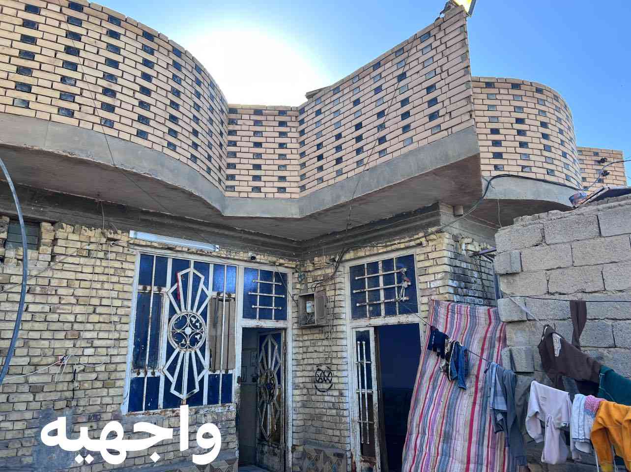 سلام عليكم بيت للبيع ومساحه 200متر
واجهيه عل شارع وره ملعب الحاوي 
بيت جاهز لاستفسار ***********
