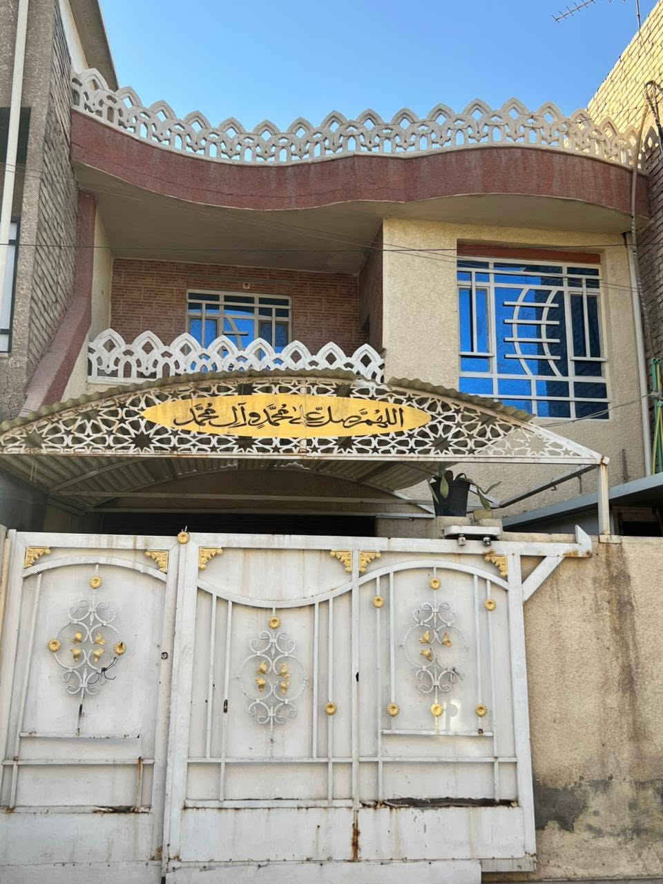 السلام عليكم
بيت للبيع
المساحه( 105)متر
الوجهة(7)
النزال(15)
متكون من 3غرف نوم واستقبال ومطبخين حراري وبارد وكراج ومغاسل خارجيه وداخليه عنوان بغداد
بغداد الجديدة قرب مدرسه حمورابي العلياء 
الاستفسار عبر الرقم ***********
