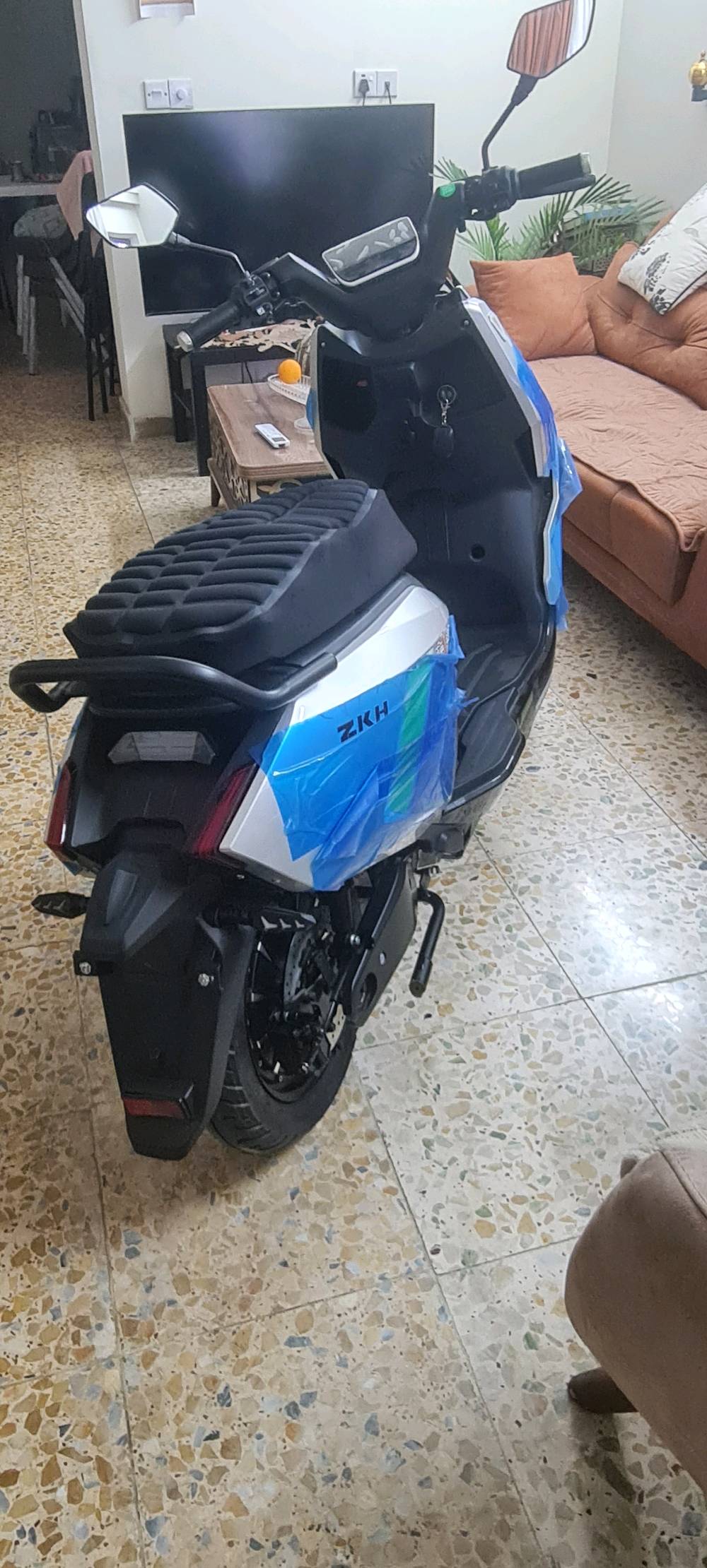 السلام عليكم دراجة شحن فضائي جديدة غير مستخدم زيرو مماشية من النقل للباب ملف ٢٠٠٠واط ٦بطاريات مسطرة حجم كبير سرعة ٧٥_٨٠كلم المسافة بالشحنة ٧٠_٨٠ كلم نظام٣سرع لايت زينون لونين ابيض وشمسي نشرات ملونة متغيرة بصمة وسويج تشغيل نظام حماية ضد السرقة إطارات حجم ١٢بريكات دسك هيدروليك دبلات امامي وخلفي هدروليك مساحة خزن واسعة شحن موبايل قاطع دورةمع هدية جادر كبير وغلاف كشن طبي العنوان بغداد رقمي ***********