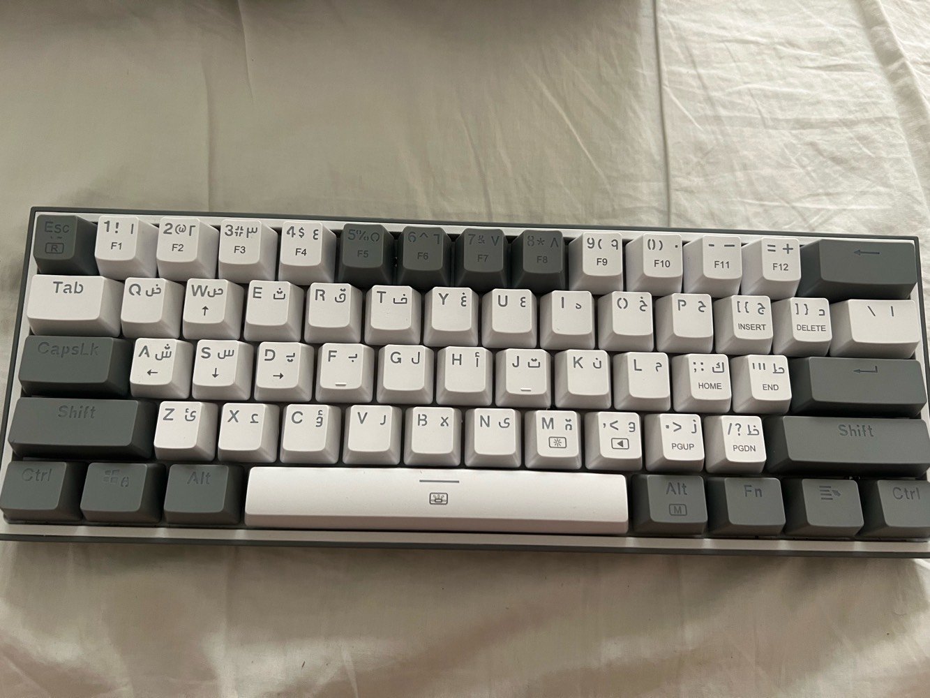 – ميكانيكي أصلي

للبيع كيبورد Redragon Fizz RGB K617 بحالة ممتازة جدًا، نظافة 100% (وكأنه جديد)، استخدام خفيف جدًا وما بيه أي مشاكل أو أعطال.

المواصفات:

* ✅ سويتشات Red Mechanical (Red Switch)
* ✅ إضاءة RGB قابلة للتخصيص
* ✅ تخطيط 60% (حجم صغير ويوفر مساحة)
* ✅ حروف عربي + إنكليزي
* ✅ كيبل USB-C قابل للفصل
* ✅ Hot-Swappable (تبديل السويتشات بسهولة)
* ✅ مناسب للألعاب والاستخدام اليومي

المحتويات:

* الكيبورد
* الكيبل الأصلي
* ساحب الكيكابات/السويتشات
* سويتشات احتياطية
* الكرتون الأصلي وجميع الملحقات

الحالة:

* ✨ نظافة 100%
* ✨ جميع الأزرار والإضاءة تعمل بدون أي مشكلة
* ✨ لا يوجد كسر أو خدوش تذكر

سبب البيع: الترقية إلى كيبورد آخر
الموقع بغداد