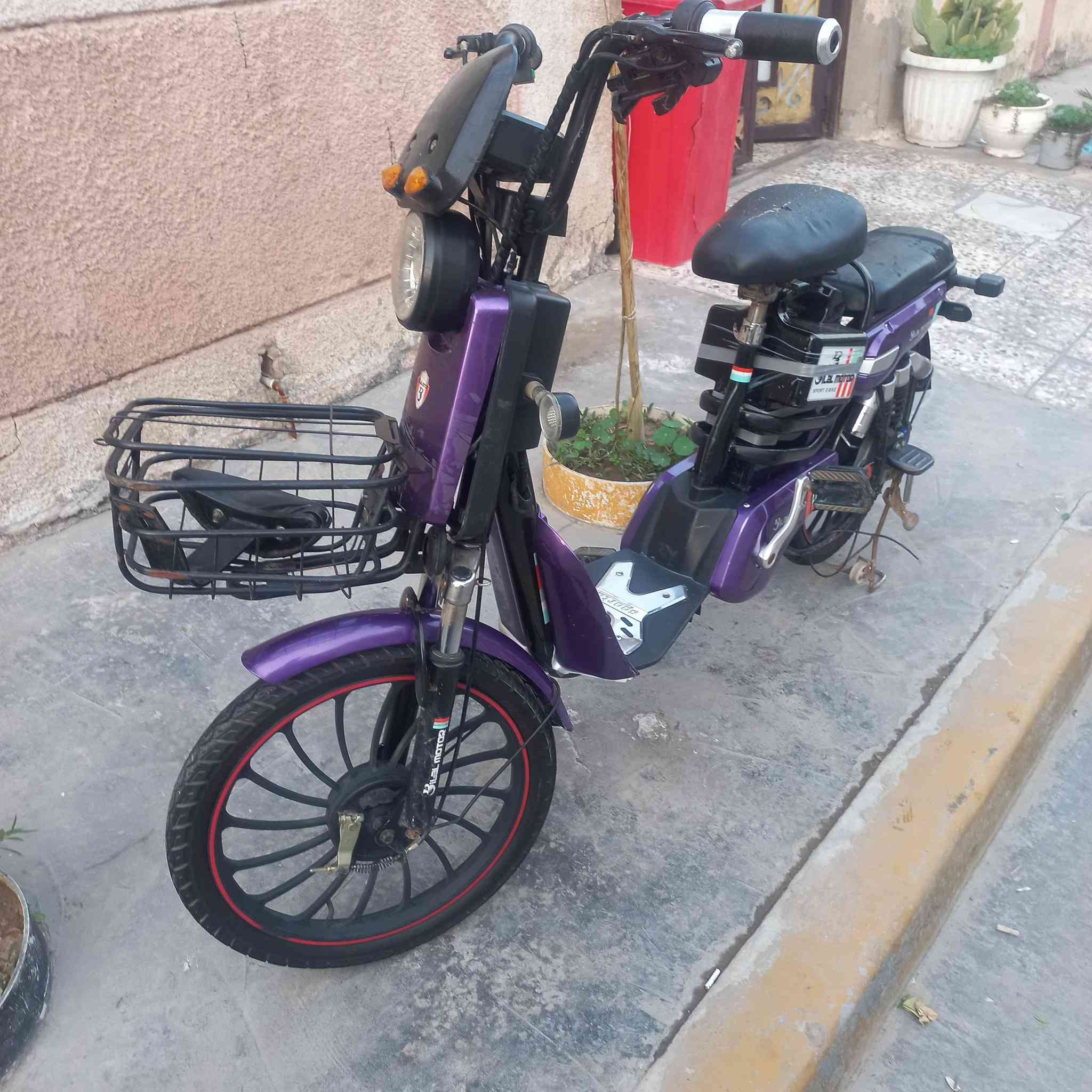 سلام عليكم دراجه شحن شغاله تمشي بطاريات جدد نضيفه للبيع المكان بغداد الغزاليه ***********
