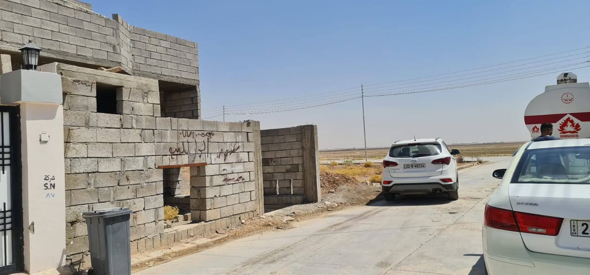 سلام عليكم
مرخصة ادمن 
يوجد هيكل للبيع طابق اونص في مجمع الحياة قريب على شارع رئيسي بسعر مناسب 
يتوفر جميع الخدمات ماء كهرباء شارع أتصال مع صاحب الرقم  ‏‪***********‬‏

