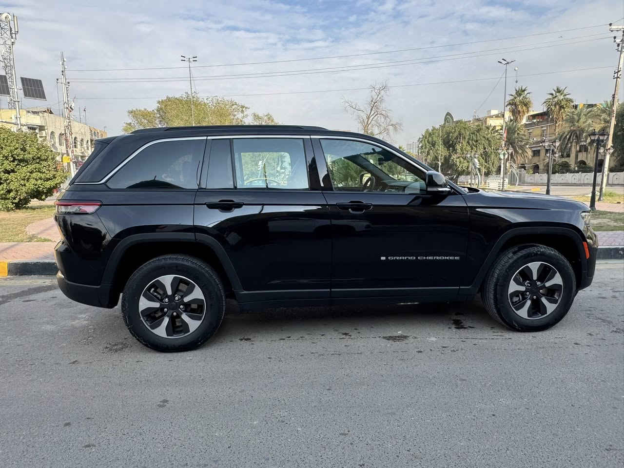 ‏  حادث بسيط جدا Jeep Grand cherokee 4xe
الموديل٢٠٢٤ 4x4 هايبرد
ماشية 39000 
الداخل لونين مطعم بصاج
إنارة داخلية LED 
5 راكب 
‎3 انضمة بنزين +هايبرد +كهرباء
#مواصفاتها
.  
.بصمه تشغيل عن بعد
.دمام خلفي
.كشنات جلد
.كشن السايق ميمري
.كشنات كهرباء
.صندوق كهرباء
.حساسات خلفيه 
. قطعتين تبريد 
.اشاير بالمري
.رادار امامي
.رادارات 360
خمسة وضعيات قياده
. بنوراما فتحتين
. كير ماوس
. نظام منحدرات
. هيترات بالكشنات 
.ويل كب كروم
.لايتات لد
.بكلايت لد
.كشافات
.بصمة ابواب
. نضام توقف ذاتي
فول مواصفات 1/1  بعد بيها مواصفات
صور الحادث على الخاص
السعر 325$ وبيها مجال
للاستفسار اكثر الاتصال على الرقم

***********
