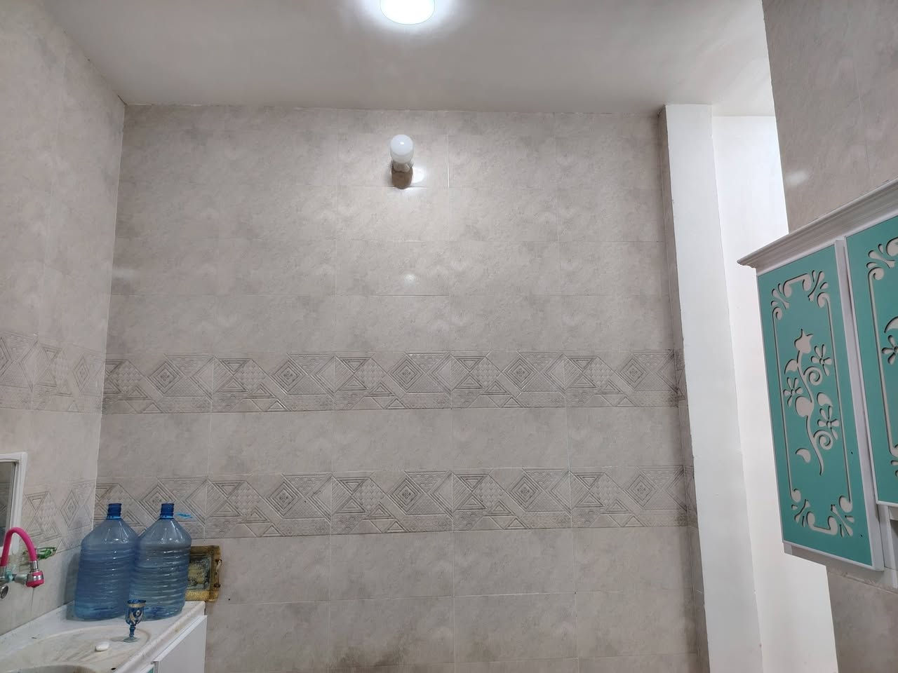 السلام عليكم بيت للبيع الجمعيات منطقه حجه حسن الاربع سايدات 100 متر بناء درجه اول منطقه الخدمات ماء مجاري تبليط غرفه واستقبال وصاله ومطبخ السعر 70، وبي مجال ***********
