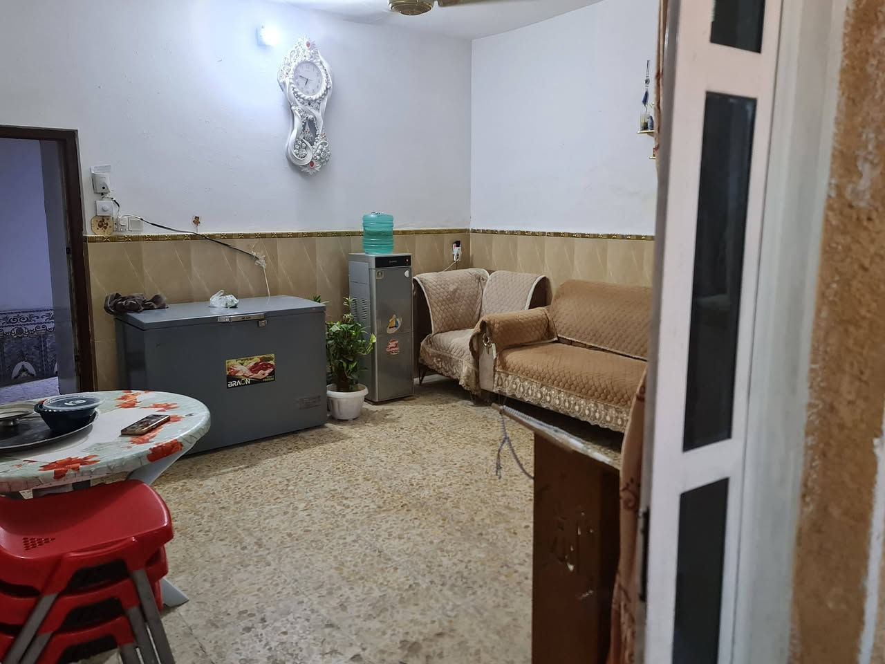الكتابة
🏡 دار للبيع – 
 ركن بمساحة 100 متر مربع، تقع في خدمات مسقط – خلف التجاري مباشرة، بالقرب من ماركت النبراس.
مواصفات الدار:
استقبال
3 غرف نوم
هول
مطبخ
صحيات
الدار في منطقة حيوية ومخدومه من جميع الخدمات، وقرب على الشارع

📞 للاستفسار والتواصل: ***********
