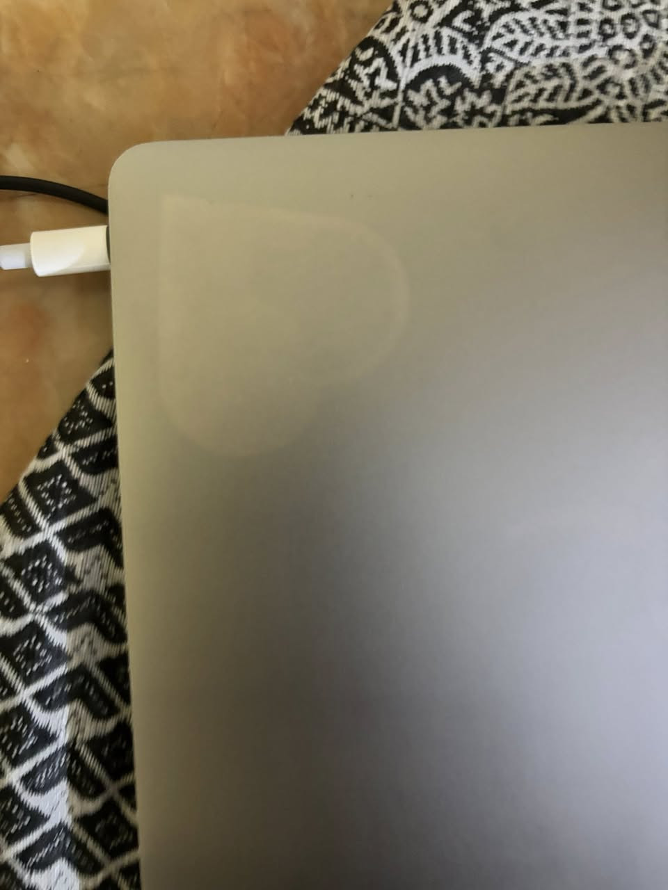 Mac book pro 2017
الشاشة: 13 بوصة
 المعالج: Intel Core i5 (2.3 GHz)
 الرام: 16 GB
 الهارد: 256 GB SSD (سريع جداً)
 البطارية: جيدة جداً
ب 320 الف


**إذا كنت صاحب هذا الإعلان وتريد حذفه لأي سبب، رجاءا أرسل رسالة إلى الدعم الفني**