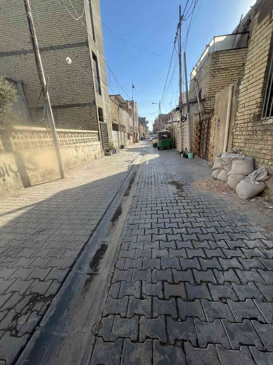 سلام عليكم   عماره لبيع مساحه ٥٥ متر يحتوي ع ثلاث طوابق 
مشتمل طابق ارضي معزول وشقتين فوك درج خارجي بناء جديد كل طابق يحتوي ع هول مفتوح ع مطبخ نظام تركي وحمام وغرفه واسعه 
كلهن نفس نظام 
العنوان حي القاهره شارع المدارس صاير بل فرع  عرض فرح 5 امتار 
رقم صاحب الدار 

***********
