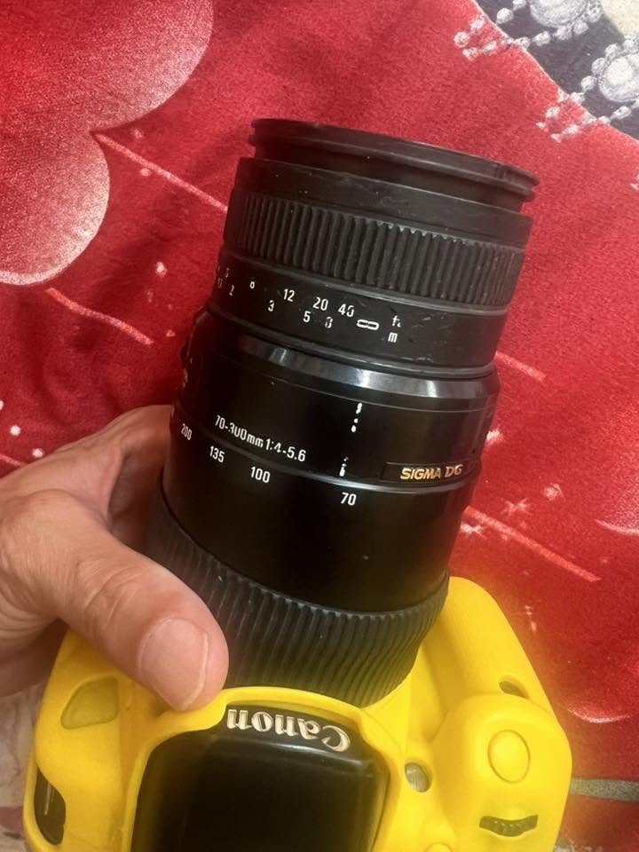 كامرا كانون D700 
سعر 300 
***********
