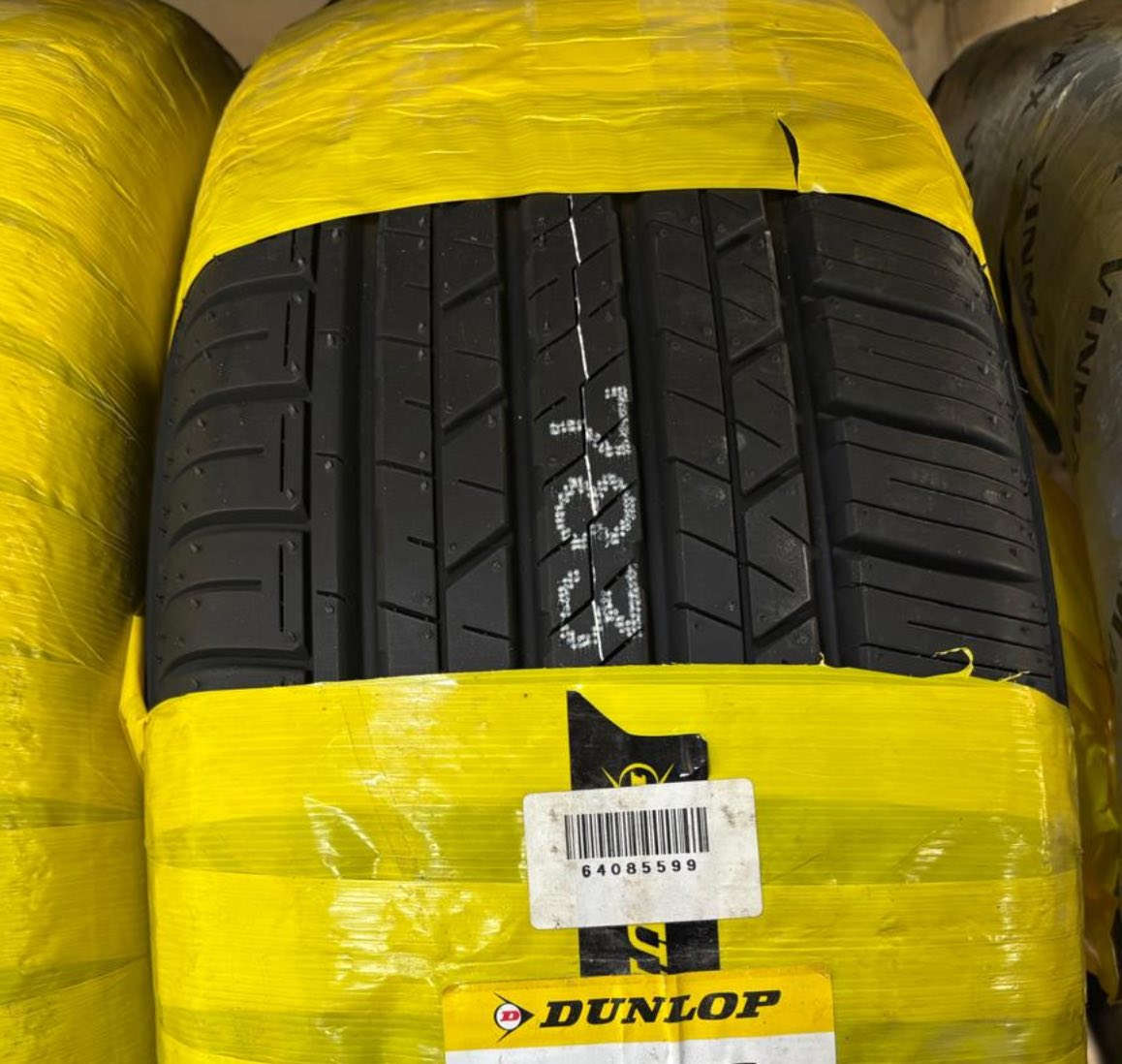 إطار دلوب ياباني 
٢٣٥/٥٥/١٩
🟨 *********** 🟨

إطار Dunlop SP Sport Maxx A1
المقاس: 235/55R19 — التحمل: 101V

إطار  Dunlop، مخصص للسيارات المتوسطة والكبيرة، ويوفّر توازنًا ممتازًا بين الثبات، الراحة، والأداء على الطرق السريعة.

المميزات:
 • ثبات عالٍ على السرعات العالية
 • تحكم ممتاز على الطرق الجافة والمبللة
 • هدوء أثناء القيادة وتقليل الضجيج
 • مناسب للاستخدام اليومي والسفر
 • تصميم رياضي وعمر افتراضي جيد

المقاس 235/55R19 مناسب لعدد من سيارات الـSUV والكروس أوفر.

للاستفسار عن السعر أو التأكد من التوافق مع سيارتك، راسلنا على الخاص
