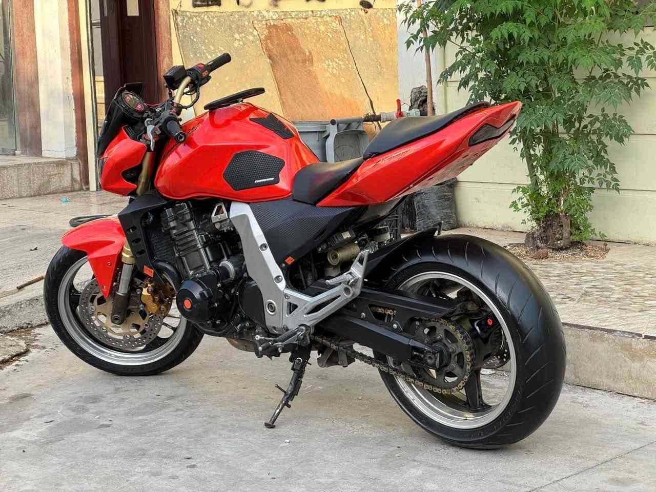 Kawasaki Z1000
سڵاوی خواتان لێبێت هاوڕێیان ئەم ماتۆڕە بۆ فرۆشتن هەموو گیانی بە شەرت هەتا بڵێی مەزبووتە سەوتی مەکینەی زۆر خۆشە و زۆر بە قوەتە کامل ئەگزۆزی تیتانیۆمە و حەماوەی زۆر مەزبووتە ڕۆن و فلتەری تازە گۆڕاوە هیچ مەسرەفێکی تیا نییە…. 

سعری  $23

شوێن:سلێمانی

***********
