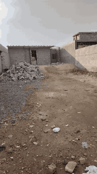 السلام عليكم بيت مساحة 370 متر مساحة البناء والتخطيط  200 متر خارطة مهندس صب شريطي  درجة اولى ومعلة اب طابوك وكلش عالي عن الشارع العام  الواجهه 10 متر  موقعه وره حسينية امير المؤمنين الجامع مال كتائب  البناء حاليا  غرفتين وصاله ومناور وصحيات حمام وتواليت داخلي وصالة ضخمه والغرف كل وحده 6 متر اله الطول واضافه مخزن بالترك   ومسكف اب سندويج  والبلوك درجة اولى گلب الي للمعلومات القطعه ال 200 يمنه جاي تنباع 17 الي تفيدة يخابر  تبليط مجاري مي كهرباء 
***********
