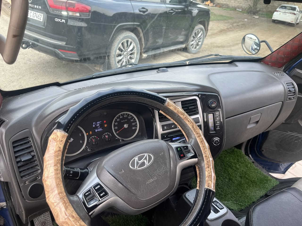 السلام عليكم كيا بورتر 2018 فول وربع بيهه ضربه خفيفه بل بجم ومن كوريه الربع مالت السايق والباب مبدل نفس الون السعر 120 وبيهه مجال ***********
